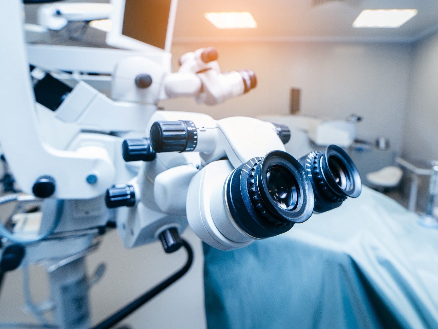 Interior of modern ophthalmology operating room with modern equipment_web-1